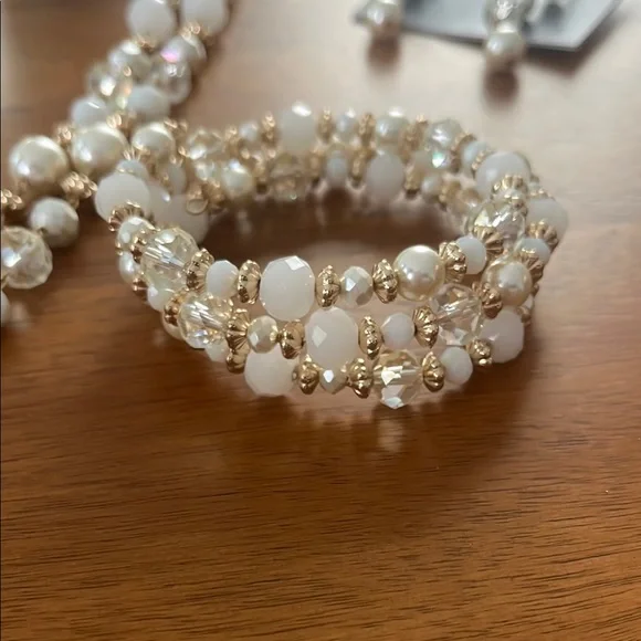 Liz Claiborne White Pearl Jewelry Set - Picture 4 of 9